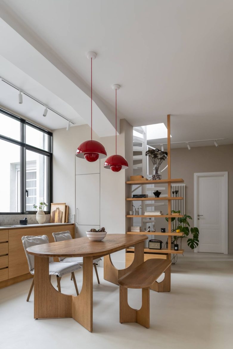 Trpezarija stana u Beogradu sa drvenim stolom i crvenim visećim lampama, projekat Focal Studio, Enterijer godine 2025