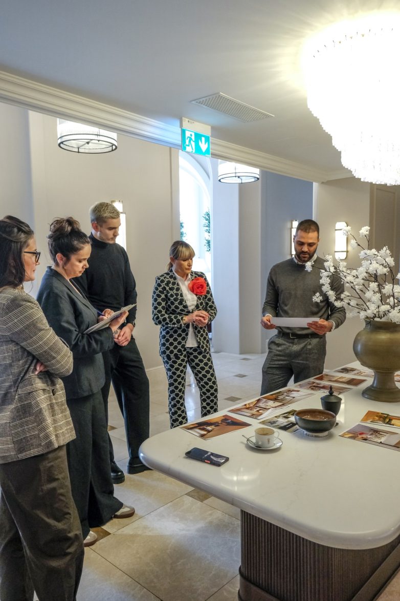 Članovi stručnog žirija pregledaju projekte finalista za Enterijer godine powered by JAF u hotelu The Bristol