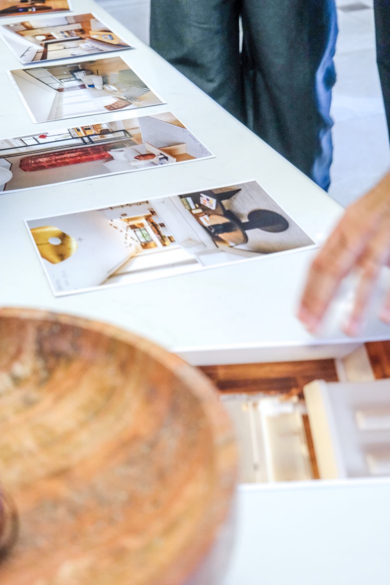 Fotografije enterijera finalista raspoređene na stolu tokom odlučivanja žirija za Enterijer godine powered by JAF