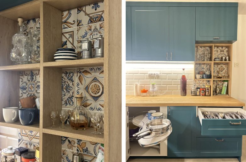 Otvorene drvene police sa posuđem i dekorativnim pločicama, uz tirkizne kuhinjske frontove i drvenu radnu ploču