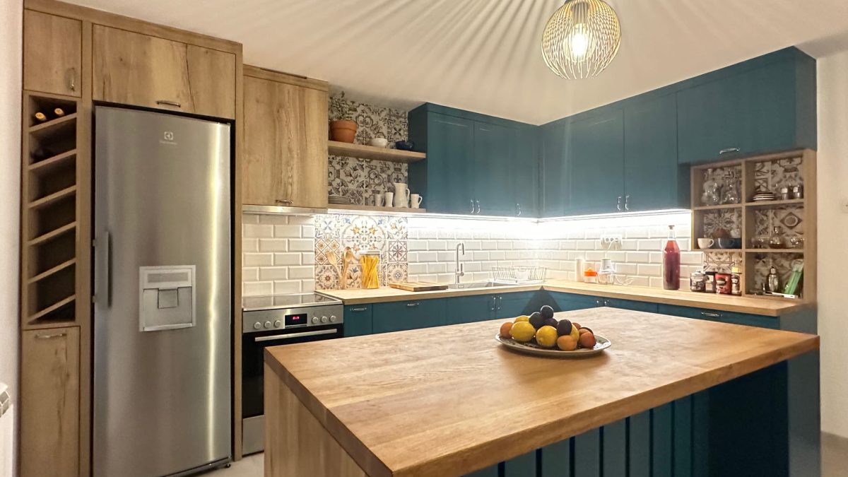 Ova kuhinja u Kniću dizajnirana je poput mediteranske oaze