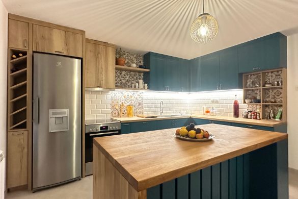 Savremena kuhinja u Kniću sa tirkizno-zelenim frontovima, drvenim radnim površinama, kuhinjskim ostrvom i dekorativnim pločicama