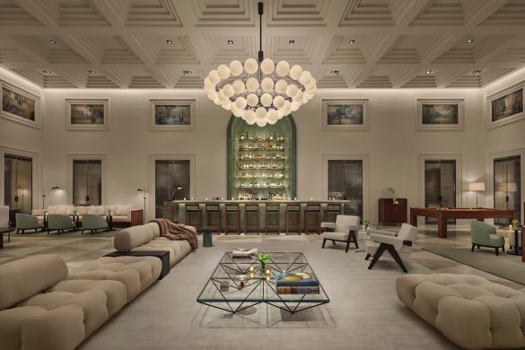 Prostrani hotelski lobi na jezeru Komo sa mermernim barom, velikim lusterom i dizajnerskim nameštajem u neutralnim tonovima