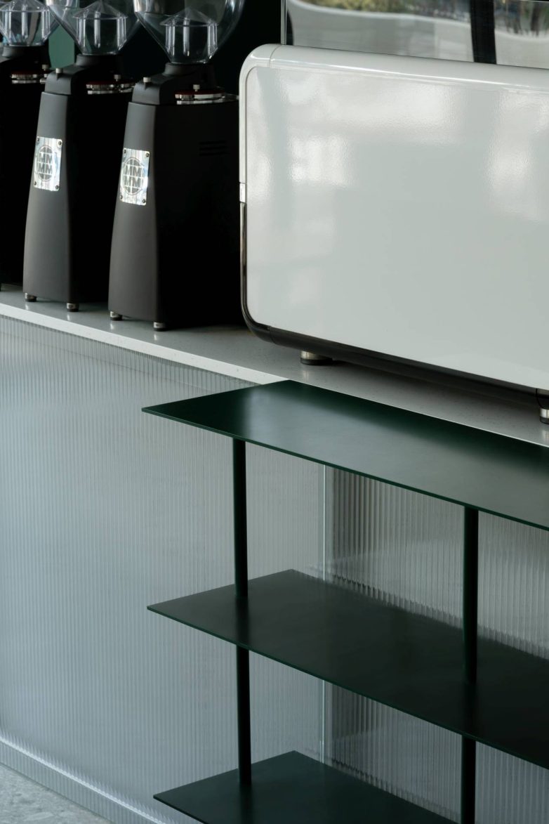 Detalj šanka u Kafeteriji u Čačku sa aparatom za kafu, mlinovima i zelenim metalnim policama, projekat KIDZ Studio