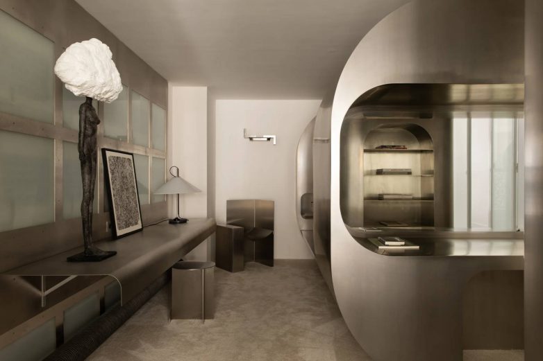Radni prostor sa metalnim oblogama i zaobljenim nišama u bivšoj kancelariji Karla Lagerfelda