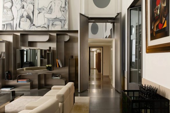 Dnevni prostor u bivšoj kancelariji Karla Lagerfelda sa ugrađenim čeličnim policama i neutralnim nameštajem