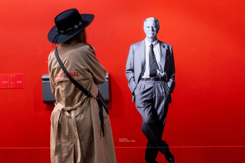 Posetiteljka razgleda izložbu o dizajneru Andreu Rikardu na Madrid Design Festivalu 2026