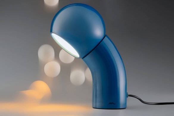 Pallino stona lampa italijanskog brenda Martinelli Luce iz 1970-ih ponovo predstavljena u jarko plavoj boji