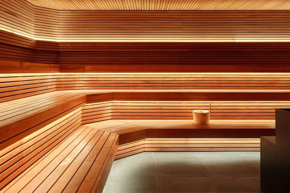 Enterijer najveće saune u Francuskoj u "wellness" centru Sant Roch u Parizu sa drvenim klupama i ambijentalnim osvetljenjem