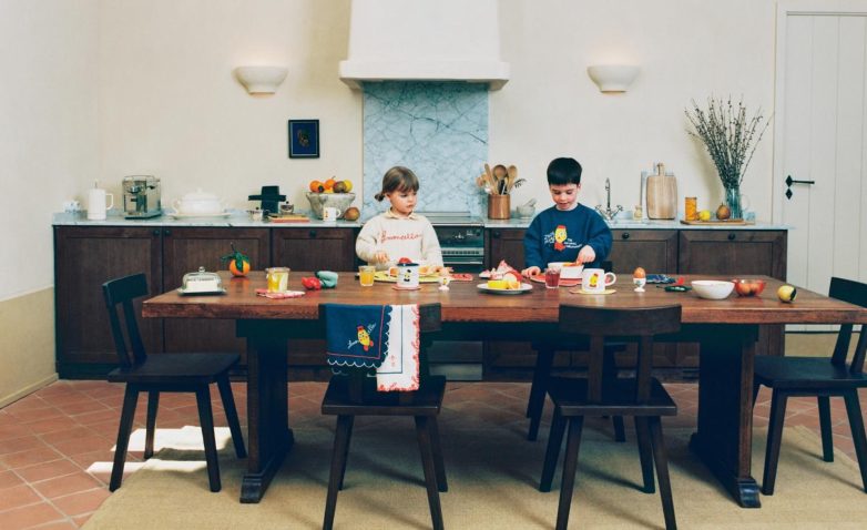 Deca za stolom u kuhinji koriste Limoncella posuđe iz Zara Home kolekcije sa motivima limuna