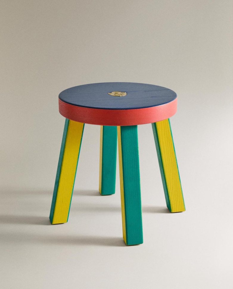 Drvena dečja stolica iz Zara Home Limoncella kolekcije u kombinaciji plave, crvene, zelene i žute boje