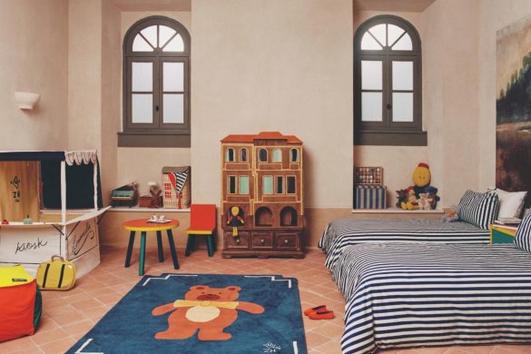 Dečja soba iz Zara Home Limoncella kolekcije sa prugastom posteljinom, tepihom u obliku mede i drvenim ormarićem za igračke