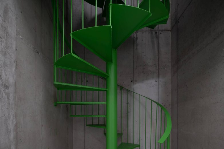 Zeleno spiralno stepenište u enterijeru sportskog centra IT kompanije Serb Tech u Beogradu