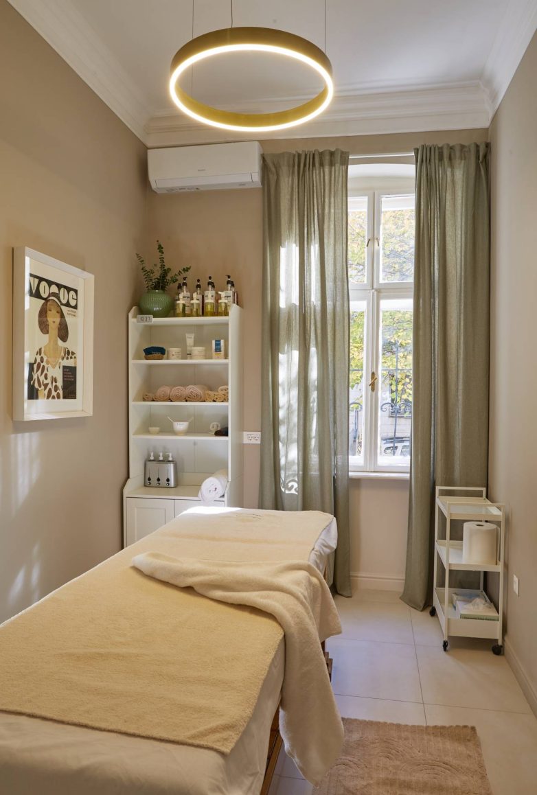 Masažna soba u spa salonu IZIZI u Beogradu sa ležajem za tretmane i velikim prozorom