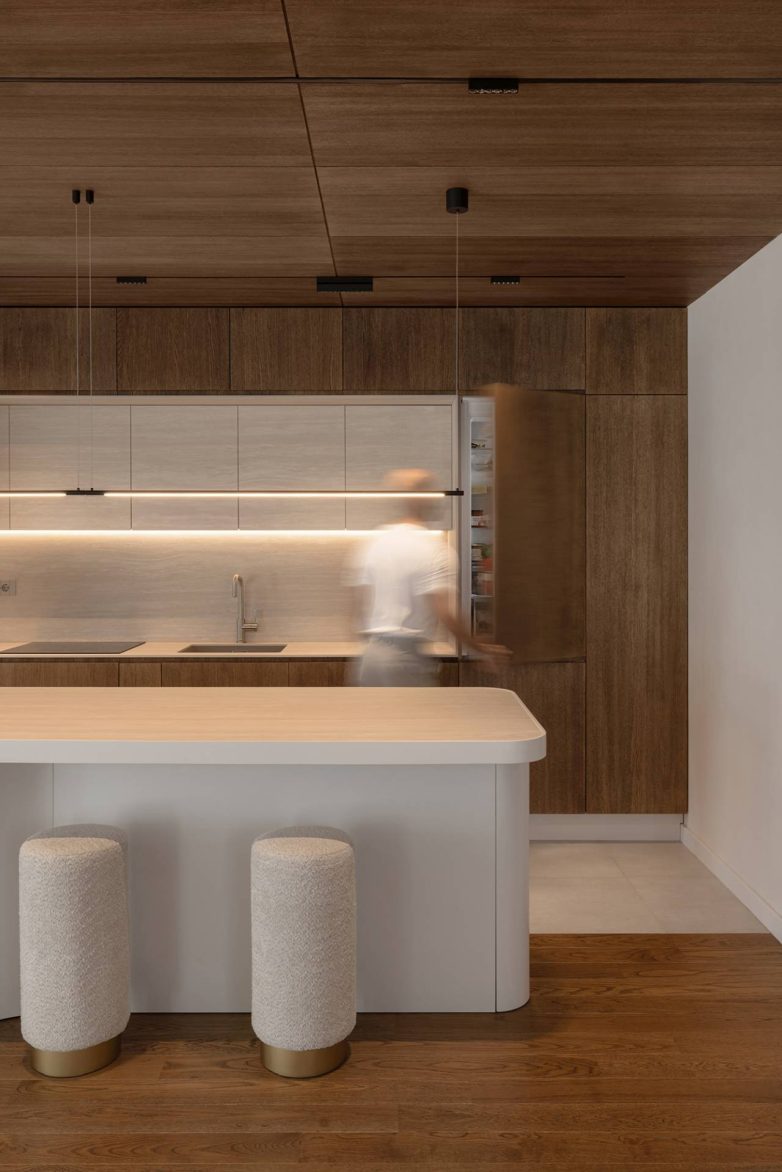 Kuhinja u Apartmanu D130 u Nišu, projekat Arhitektura Buđevac, pobednik po izboru publike Enterijer godine 2025