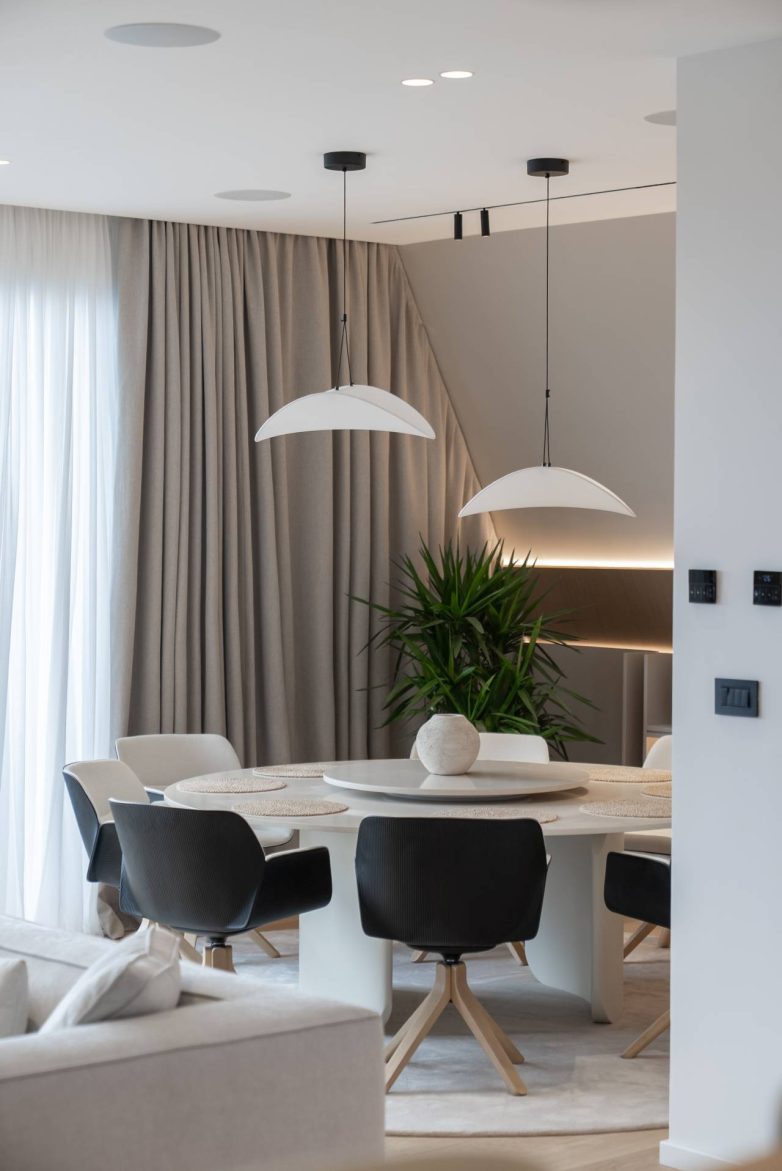 Trpezarijski prostor u kući u Raniloviću sa okruglim stolom, modernim stolicama i visećom rasvetom, Studio Nacrt