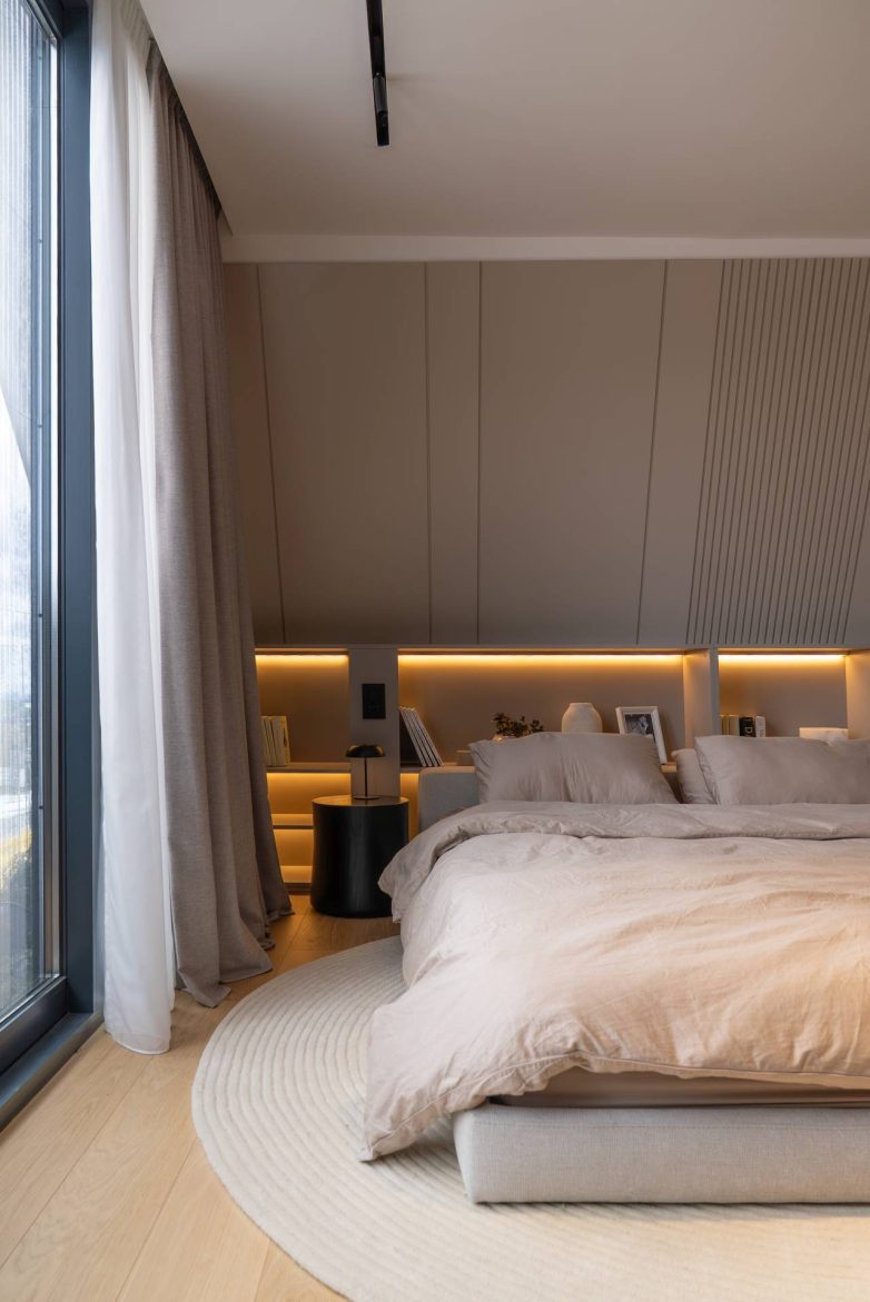 Spavaća soba u kući u Raniloviću sa tapaciranim krevetom, ugradnim ormarima i ambijentalnim osvetljenjem, Studio Nacrt