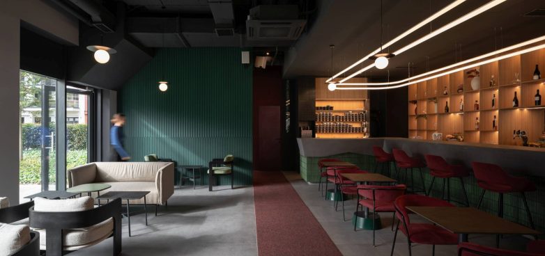 Enterijer bara u Beogradu sa kombinacijom barskog sedenja i "lounge" zone uz prozor