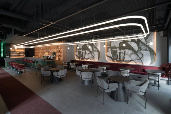 Enterijer bara Tyman na vodi u Beogradu sa centralnim šankom i svetlosnom instalacijom na plafonu