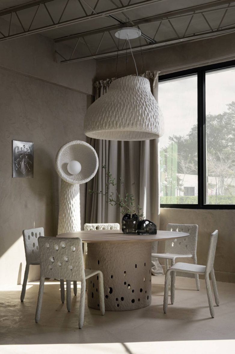 Sto i stolice Ztista od eko-materijala u enterijeru galerije YAKUSHA STUDIO u Majamiju