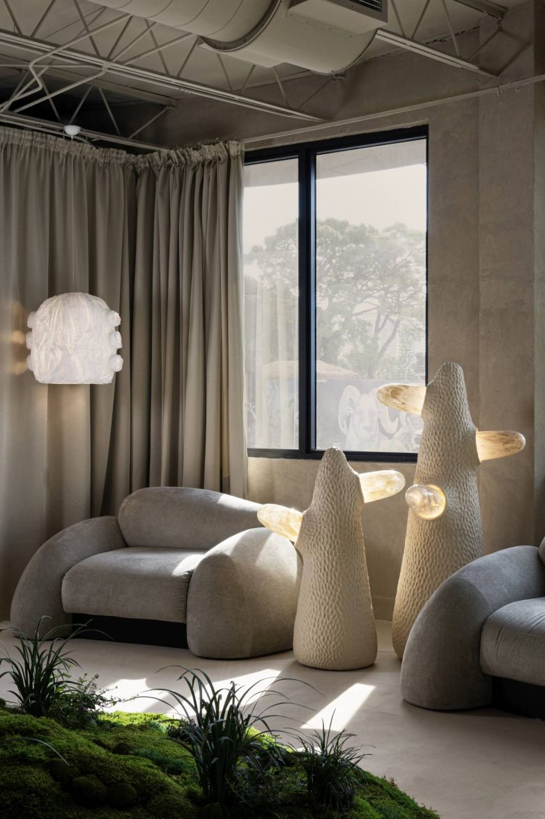 Skulpturalne podne lampe i organski nameštaj u enterijeru galerije YAKUSHA STUDIO u Majamiju