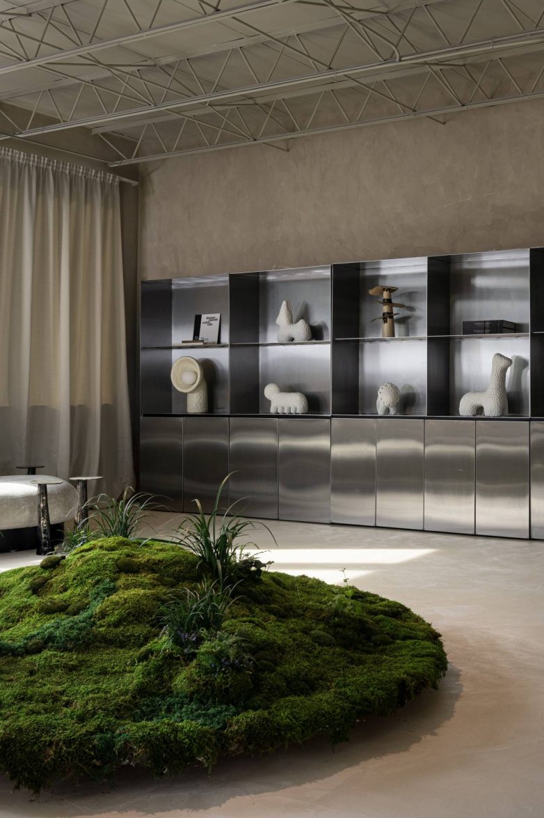 Metalne minimalističke police i centralna zelena instalacija sa mahovinom u galeriji YAKUSHA STUDIO u Majamiju