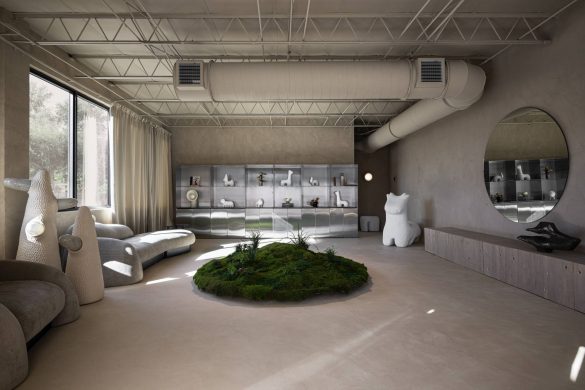 Enterijer galerije u Majamiju koji potpisuje YAKUSHA STUDIO sa centralnom zelenom instalacijom i pastelno minimalističkim ambijentom