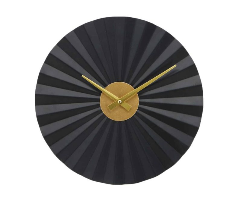 Tamni zidni sat sa radijalnim uzorkom i zlatnim kazaljkama