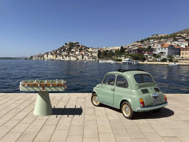 Zeleni Fiat 500 i sto za stoni fudbal na obali mora