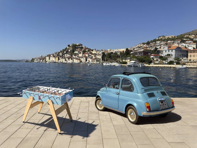 Plavi Fiat 500 i dizajnerski sto za stoni fudbal na obali mora
