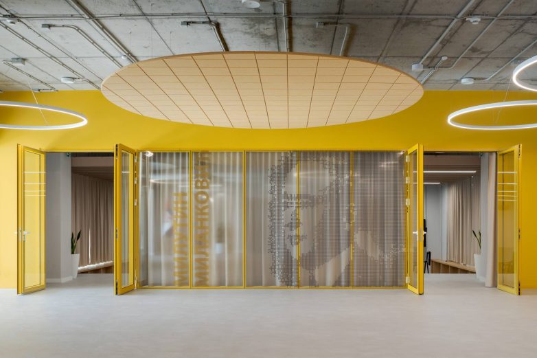 Sala za sastanke sa žutim zidovima, staklenim pregradama i velikim plafonskim panelom u Aneksu Ložionice u Beogradu