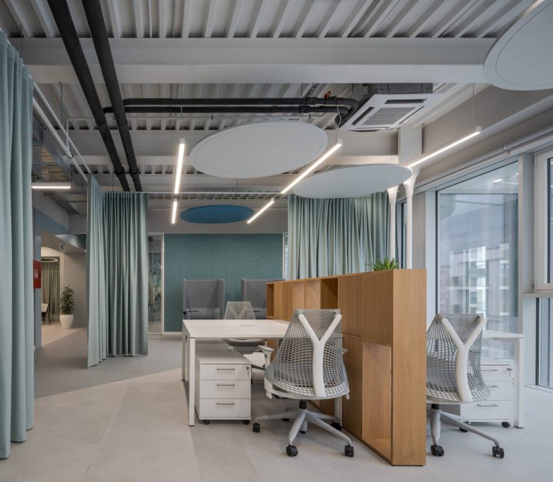 Radni prostor sa kancelarijskim stolovima, akustičnim plafonskim panelima i zavesama u Aneksu Ložionice u Beogradu