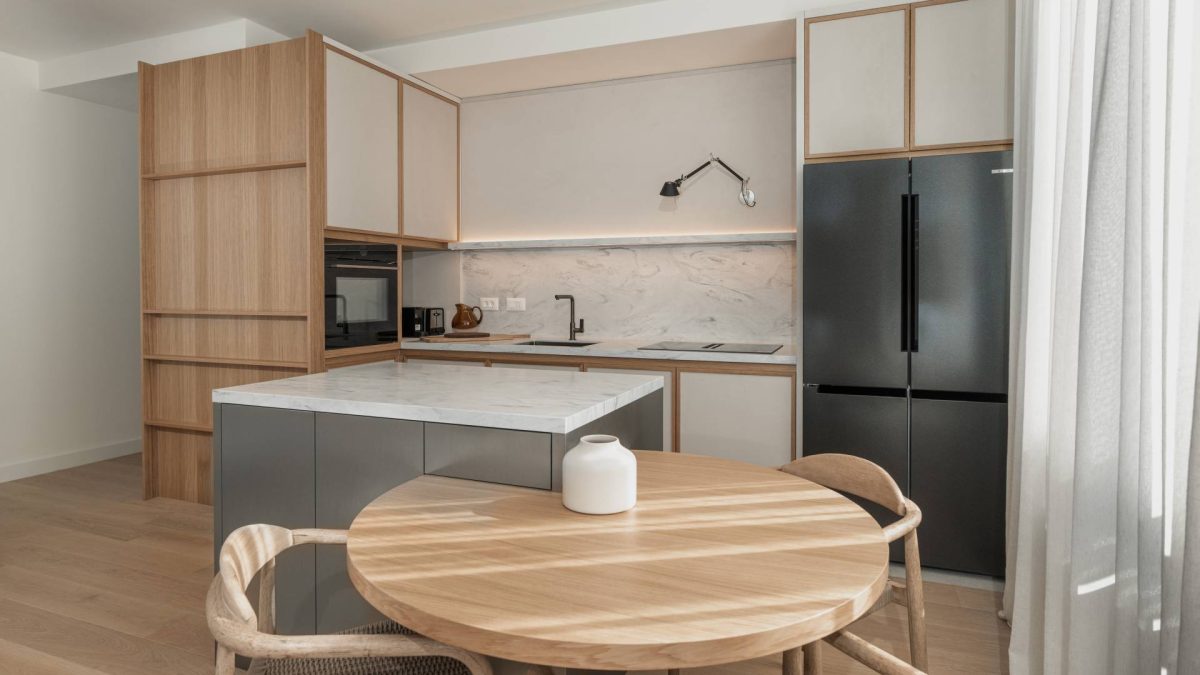 Kako je kuhinja postala centar dva stana u Beogradu na vodi