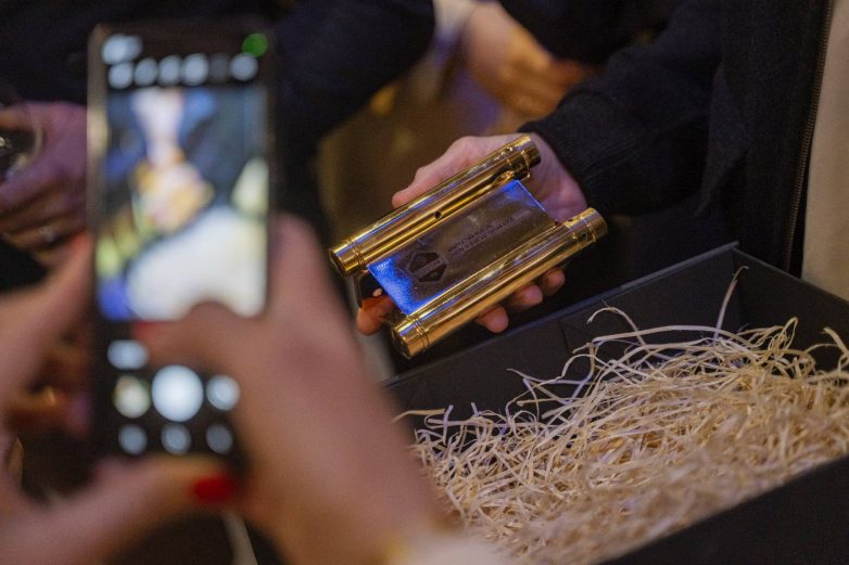 Detalj nagrade Zlatna šarka u ruci tokom dodele u Silosima