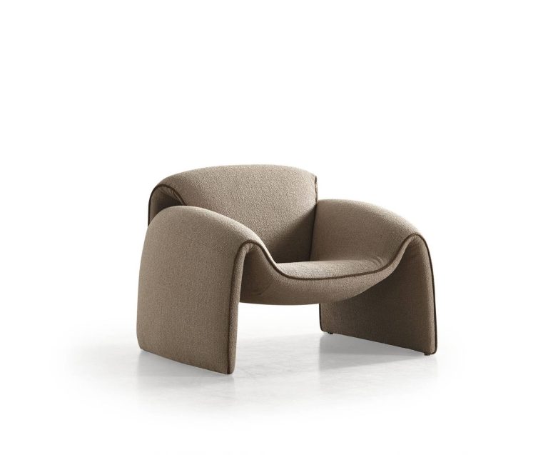 Fotelja Chelsea iz salona Es-Sistem u braon nijansi sa naglašenim oblinama i niskim profilom