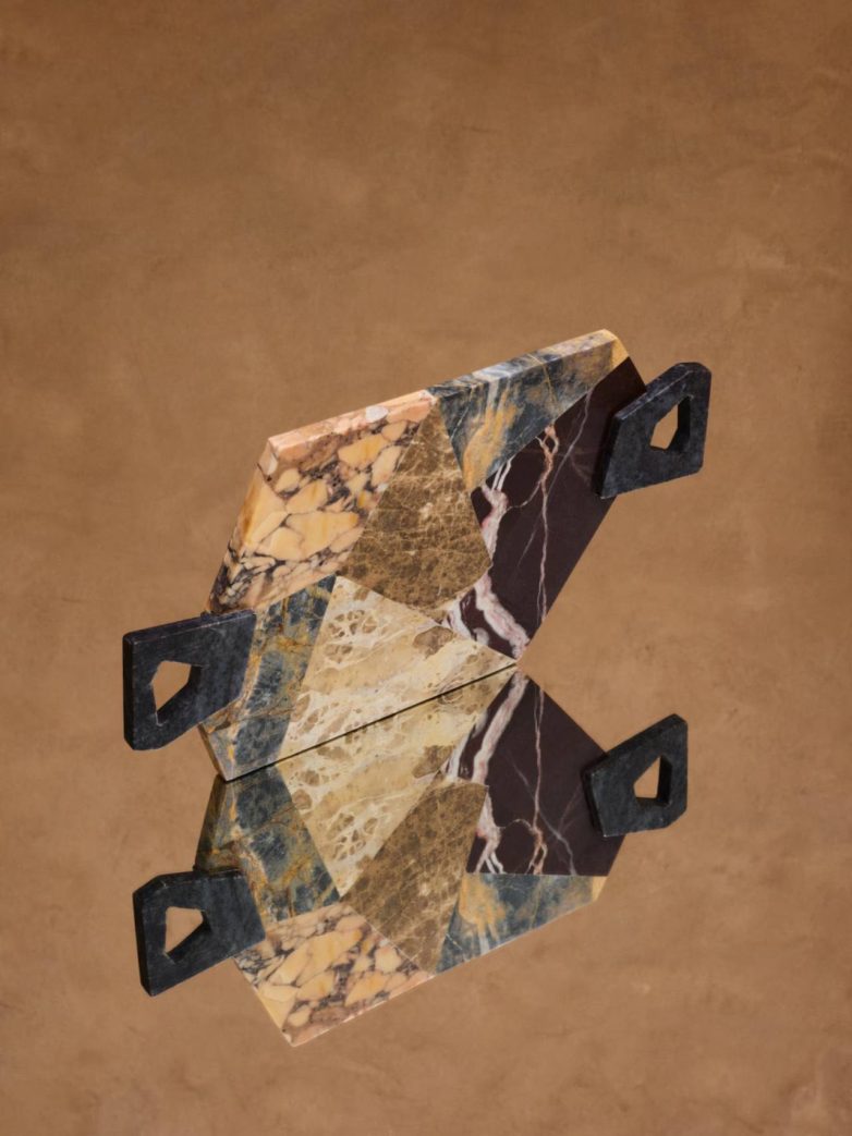 Poslužavnik od različitih vrsta mermera sa ručkama iz H&M Home kolekcije sa Keli Virstler