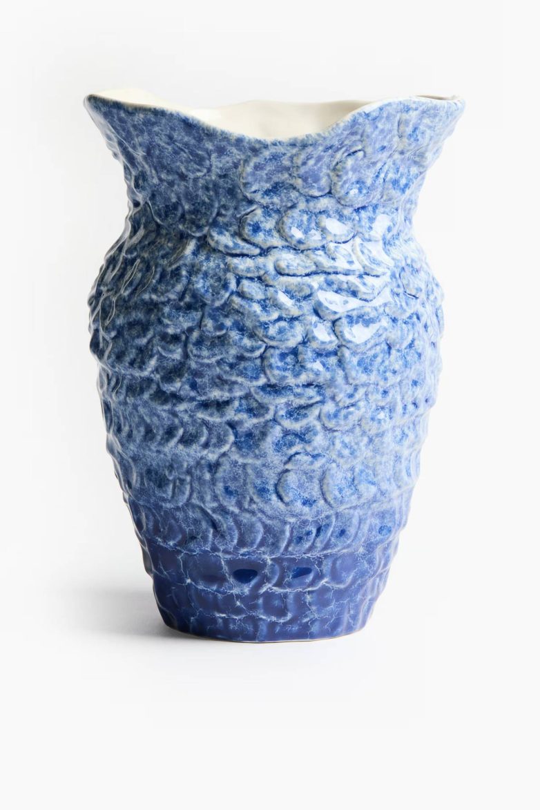 Keramička vaza nepravilnog oblika u plavo-beloj kombinaciji sa izraženom reljefnom površinom
