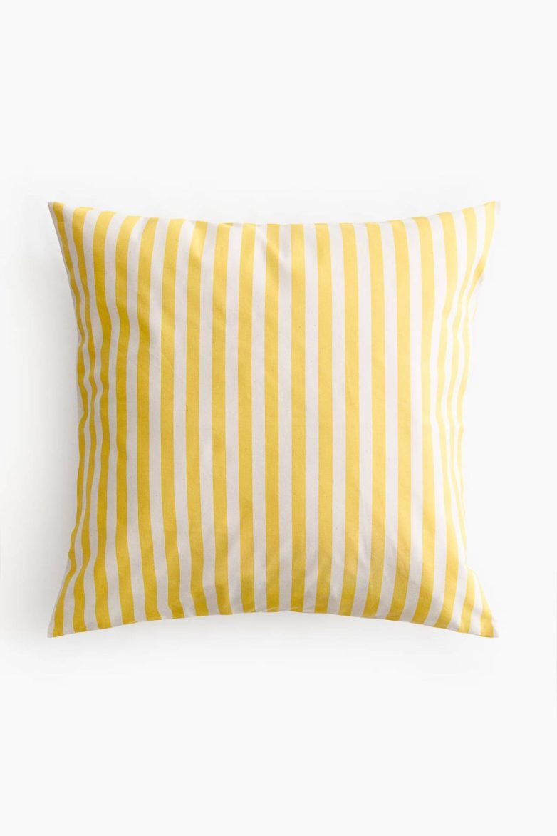 Jastučnica sa žuto-belim prugama od vodoodbojne tkanine na svetloj pozadini