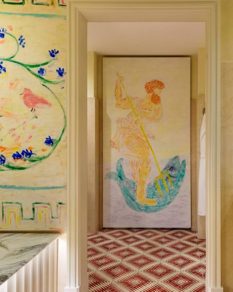 Velika slika figure sa vilama na zidu u prolazu umetničkog apartmana u hotelu Casa Monti u Rimu