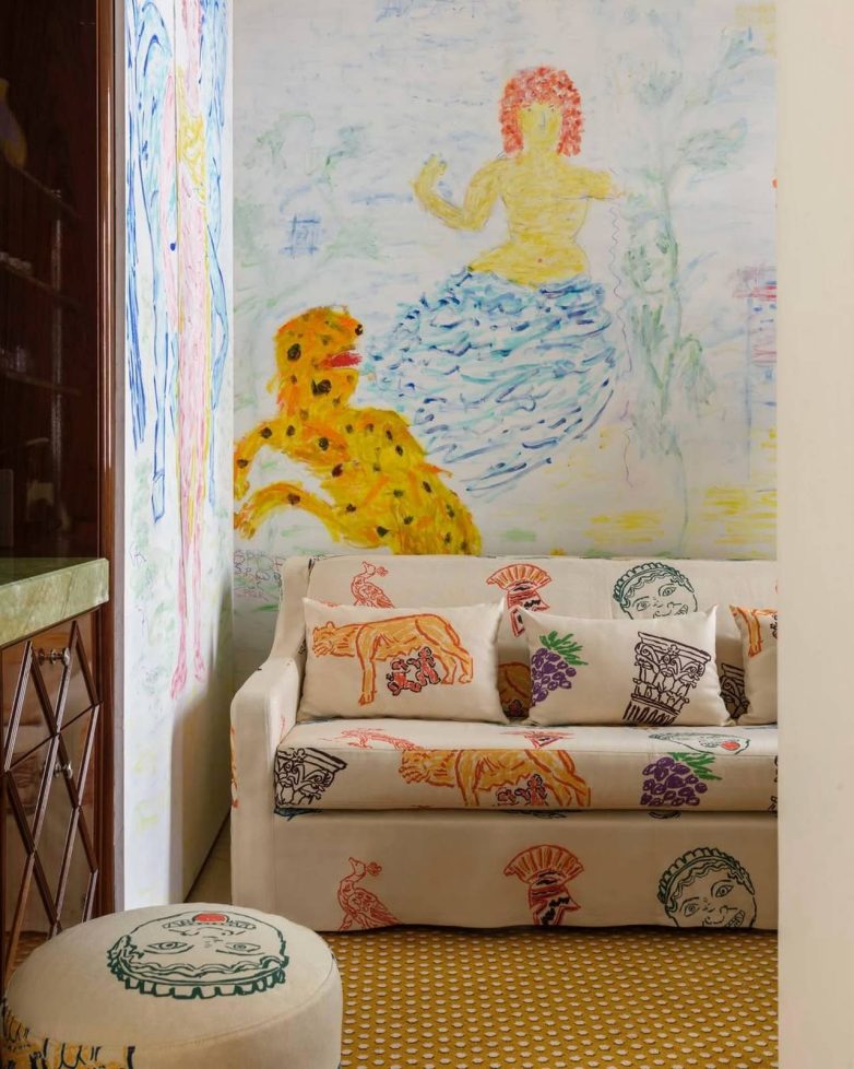 Enterijer umetničkog apartmana u hotelu Casa Monti u Rimu sa oslikanim zidom, šarenim zavesama i radnim stolom