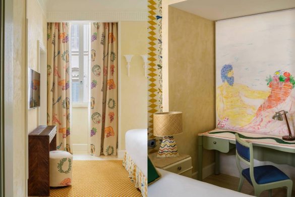 Enterijer umetničkog apartmana u hotelu Casa Monti u Rimu sa oslikanim zidom, šarenim zavesama i radnim stolom