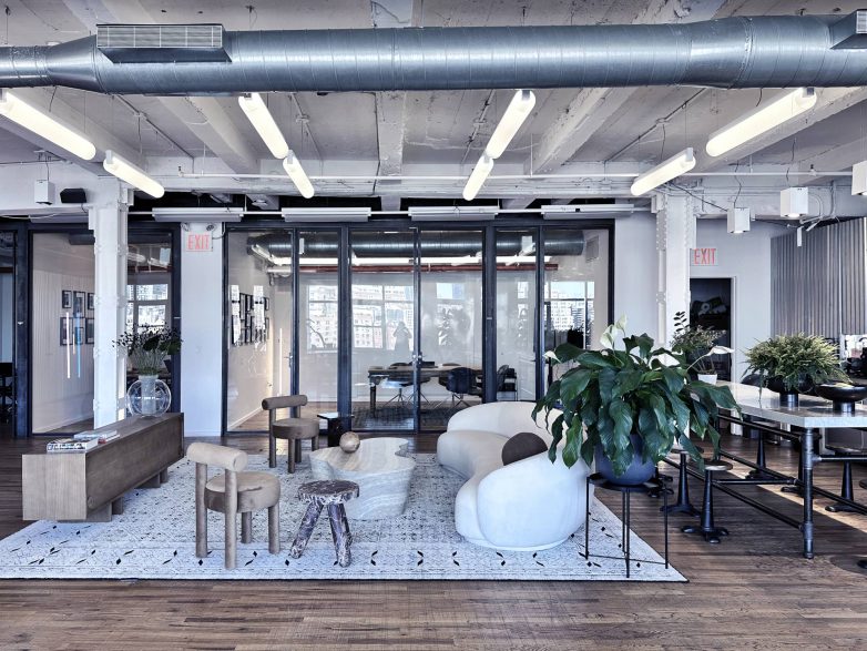 Otvoren kancelarijski prostor sa "lounge" nameštajem, staklenim salama za sastanke i radnim zonama