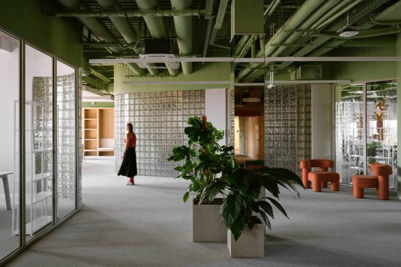 Enterijer kancelarija Yandex sa staklenim blokovima i biljkama