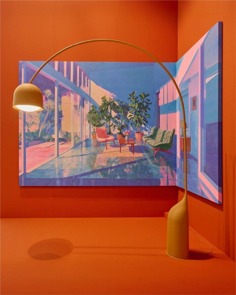 Narandžasti štand Kartell sa podnom lampom i velikom slikom enterijera generisanom veštačkom inteligencijom