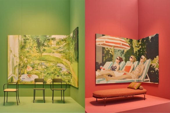 Štand brenda Kartell u Milanu sa zelenim i crvenim zidovima i velikim slikama generisanim veštačkom inteligencijom iza nameštaja