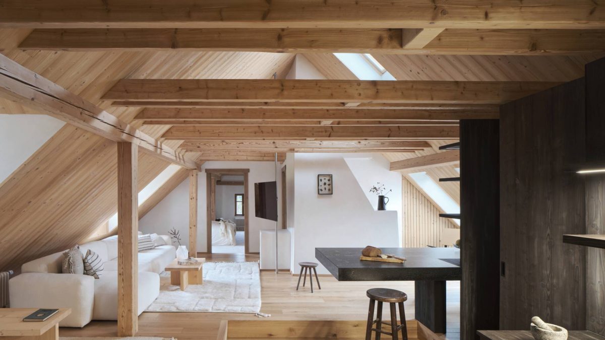 Skladni kontrast prizemlja i potkrovlja u kolibi u Češkoj