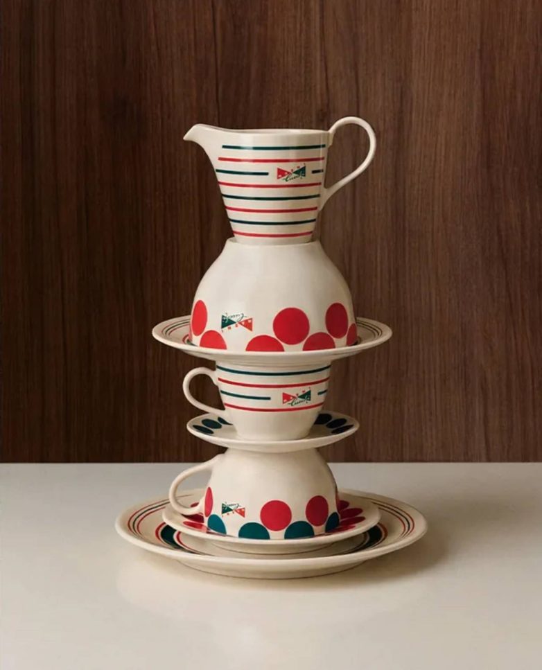 Set bokala, šoljica i tanjira sa prugama i tufnama iz kolekcije Marni x Cucchi