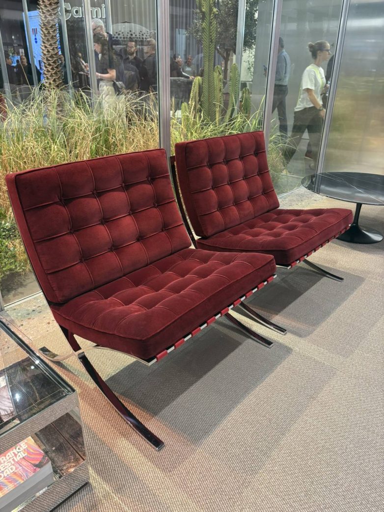 Dve Knoll "lounge" fotelje u tamnobordo presvlaci sa metalnom konstrukcijom