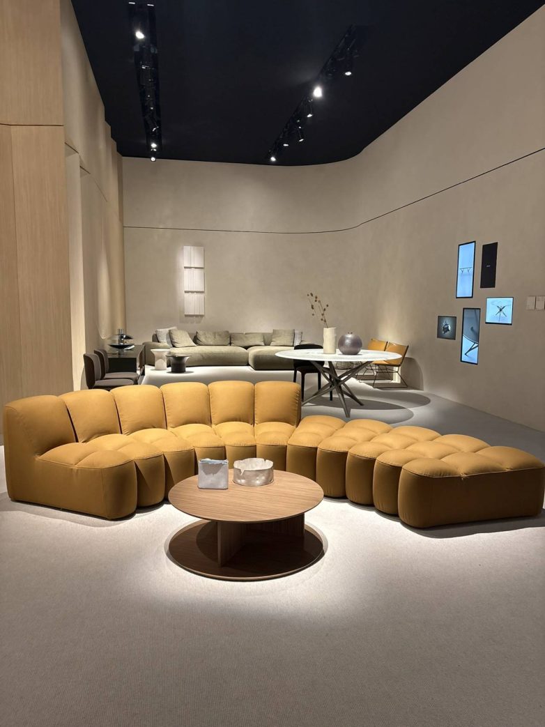Modularna sofa Array brenda MDF Italia sa zaobljenim formama u toplom enterijeru na Salone del Mobile 2026