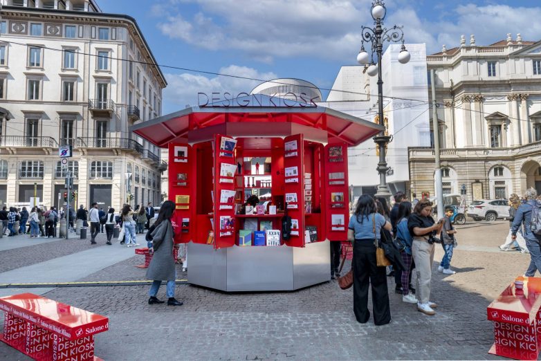 Crveni Design Kiosk sa knjigama i publikacijama na ulici u Milanu tokom Salone del Mobile
